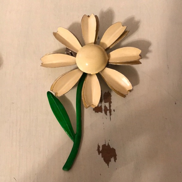 Jewelry - Vintage flower brooch, light yellow with green stem